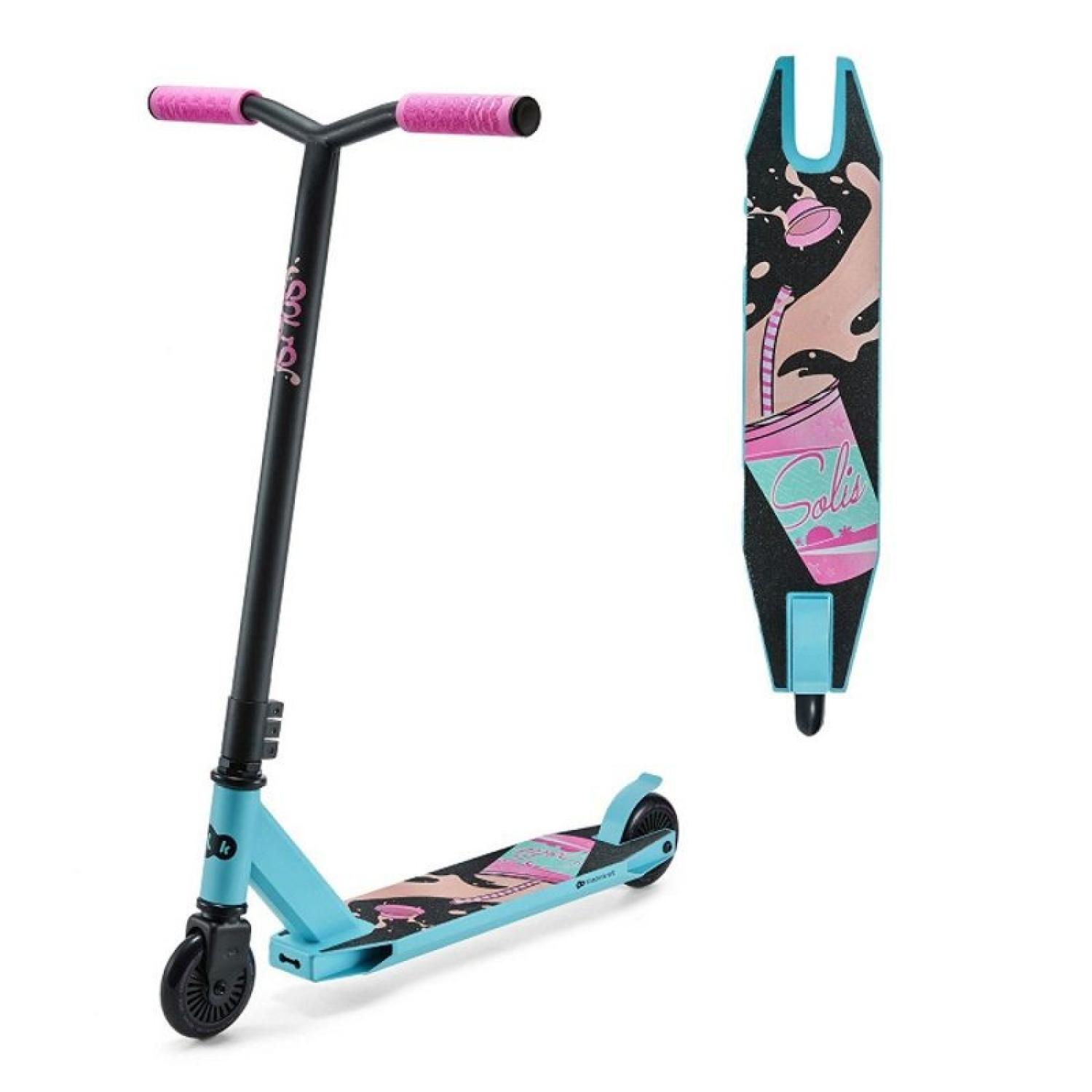 Ein blauer Roller mit pinken Griffen und einem Getränkemotiv auf dem Trittbrett.