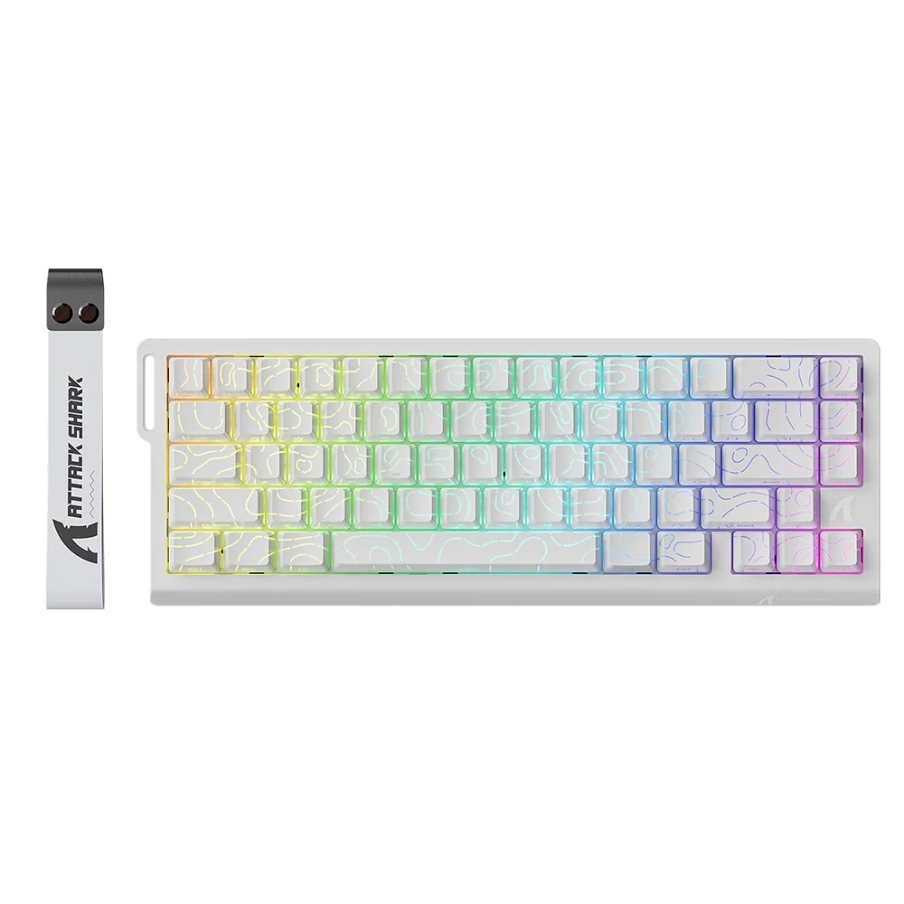 Renkli RGB aydınlatmalı beyaz klavye ve takılı bileklik.