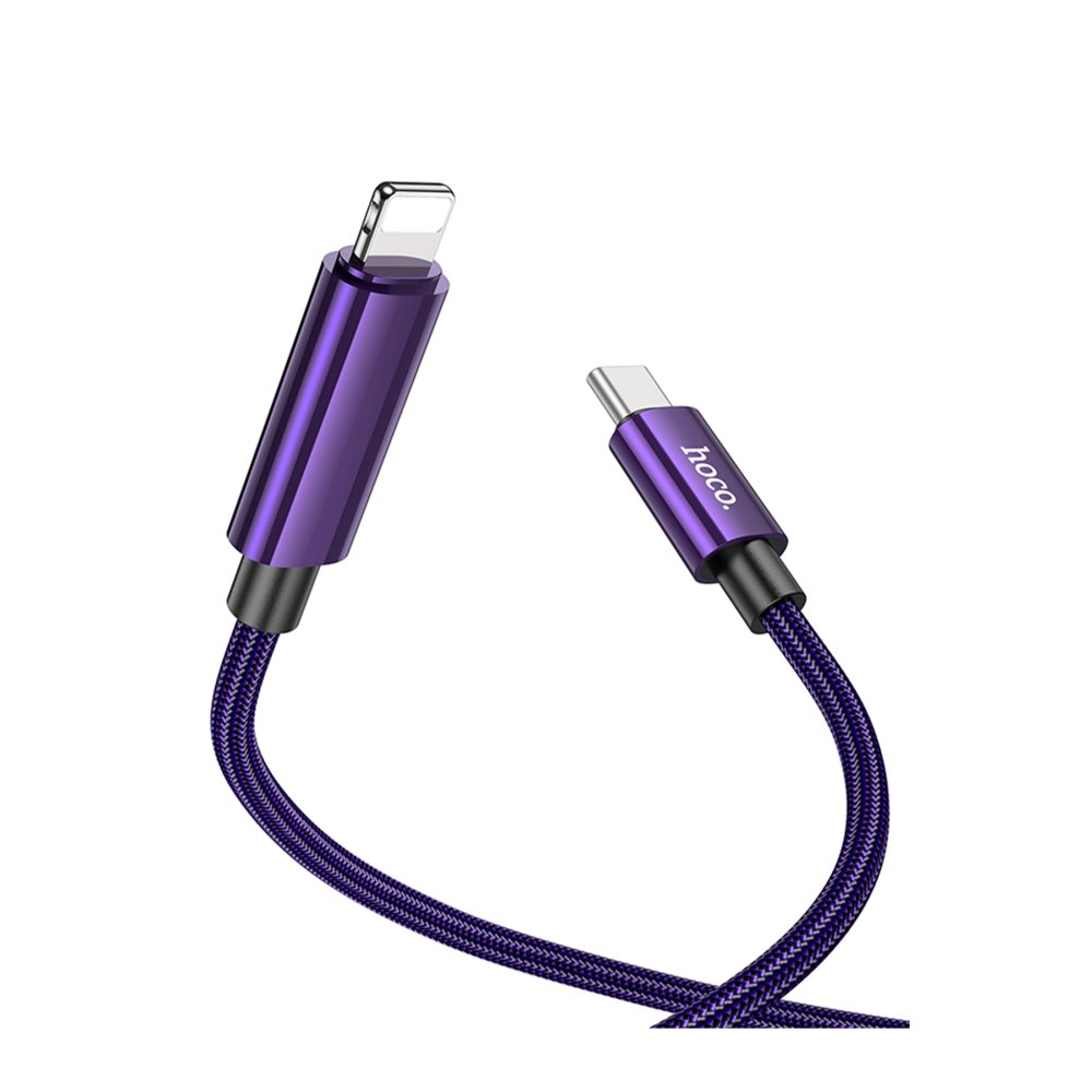 Mor örgü USB-C - Lightning kablosu, metal konektörlü, beyaz arka plan üzerinde.