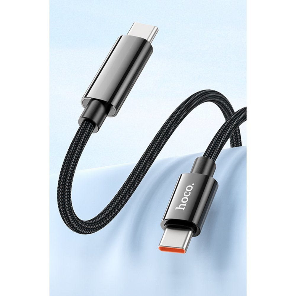 Açık mavi arka plan üzerinde iki konektörlü siyah USB-C kablosu.
