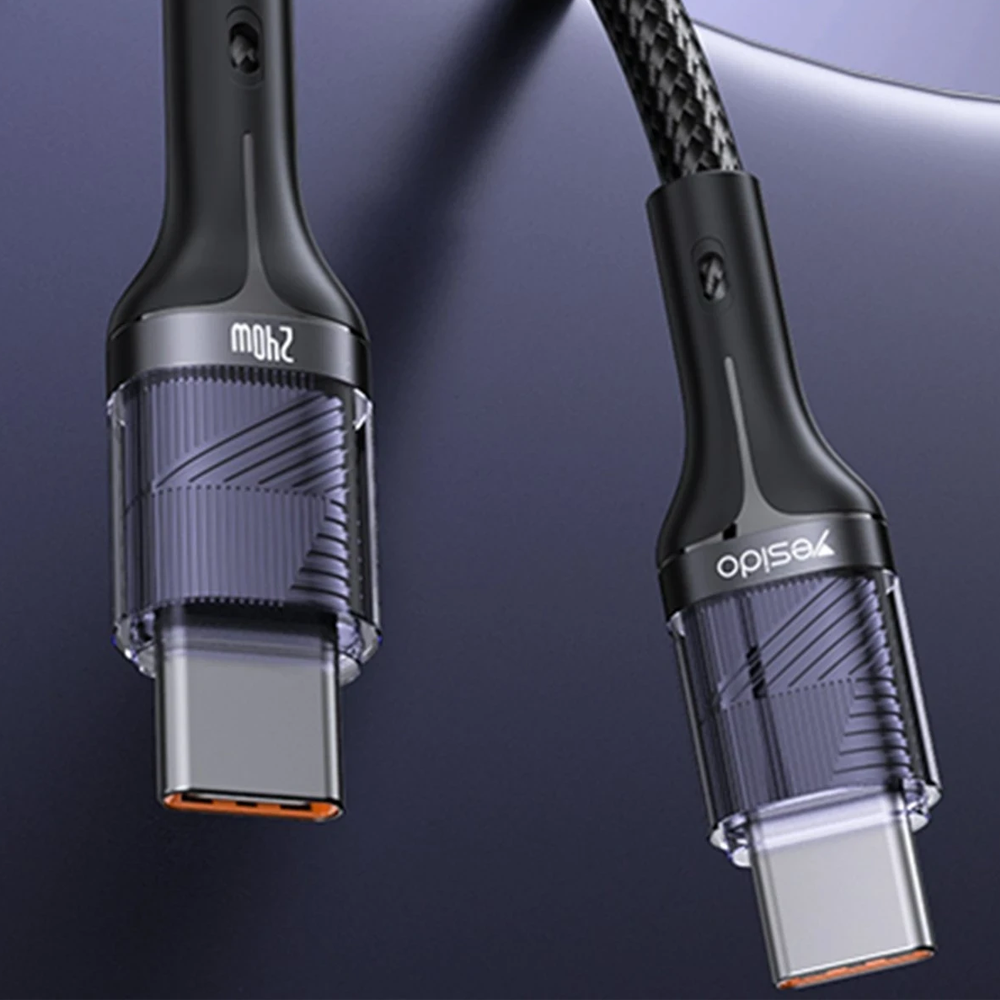 Şeffaf uçlu ve 240W işaretli iki siyah USB-C kablosu.