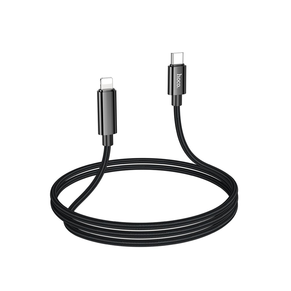 Beyaz arka plan üzerinde USB-C ve Lightning konektörlü siyah şarj kablosu.