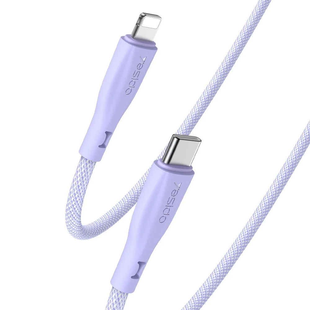 Beyaz arka plan üzerinde USB-C ve Lightning konektörlü mor şarj kablosu.