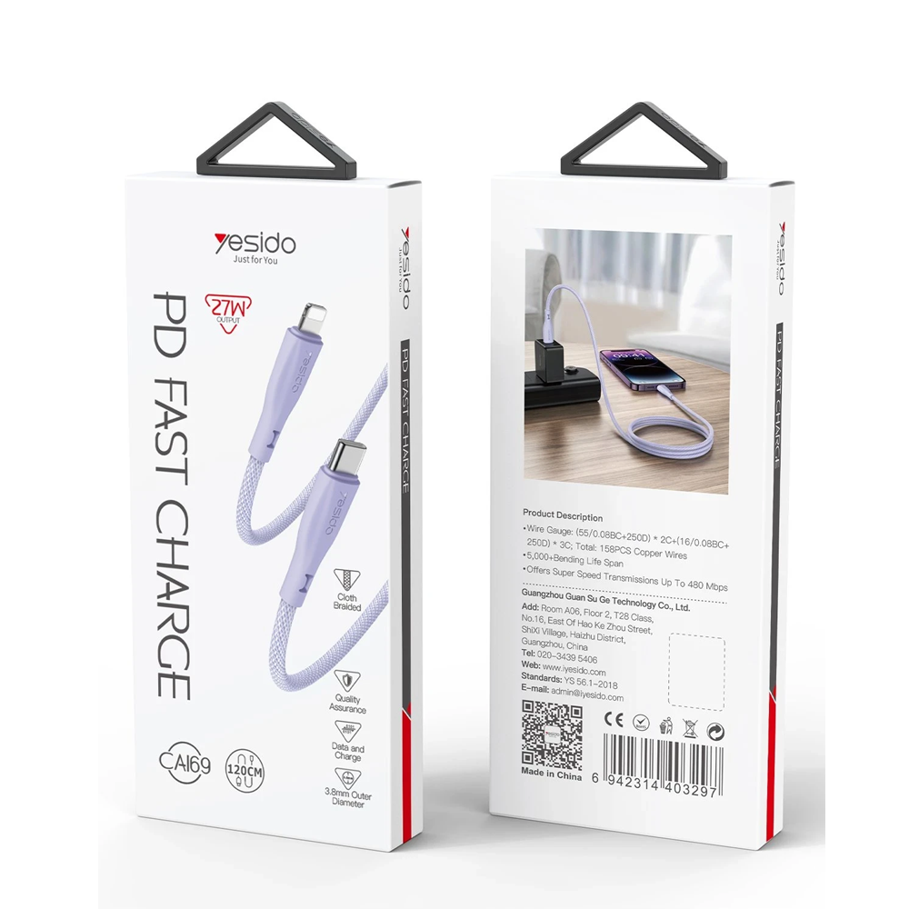 Bir iPhone'a ve güç adaptörüne bağlı mor şarj kablosunu gösteren ambalaj.