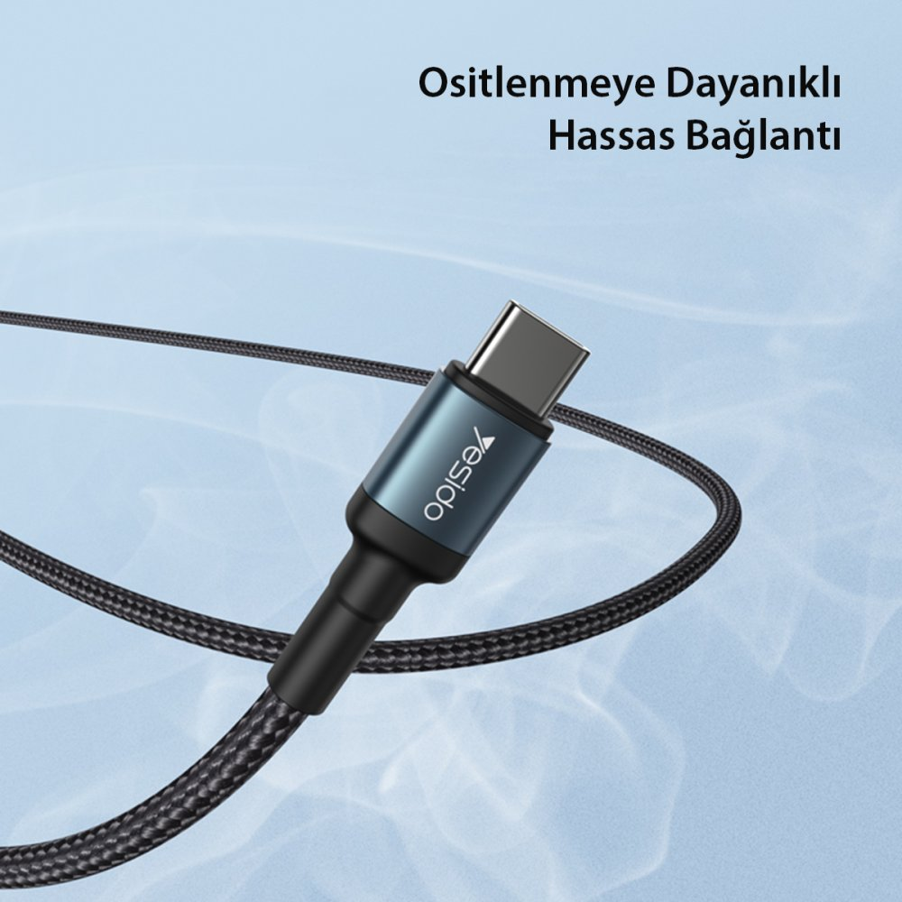 Gümüş konnektörlü, siyah örgülü mavi USB-C kablosu.