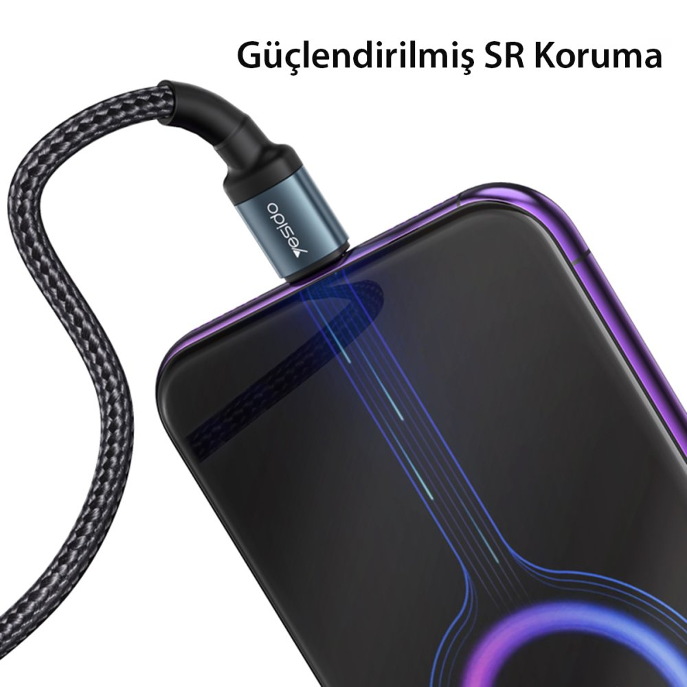 Gri bir USB kablosu koyu renkli bir akıllı telefona takılıyor.