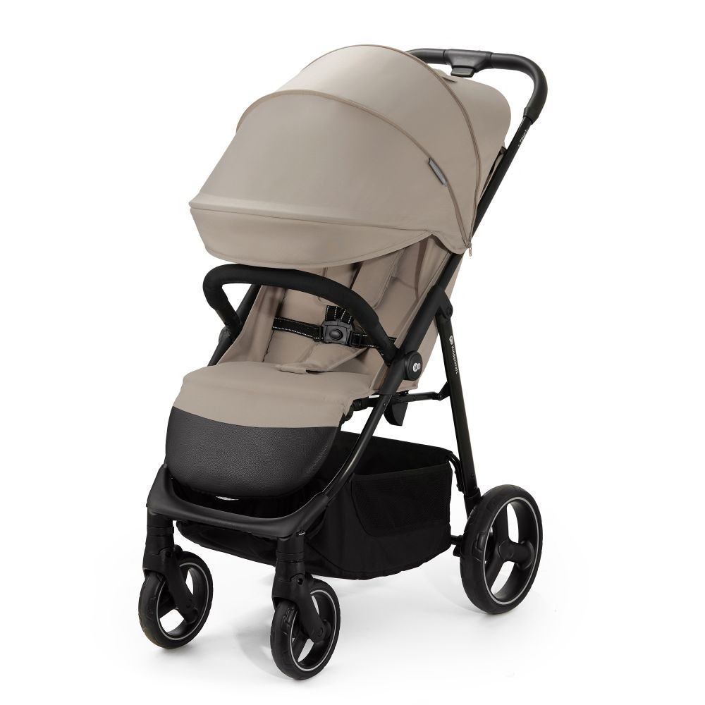 Ein beiger Kinderwagen mit schwarzem Gestell, Sitz und Aufbewahrungskorb.