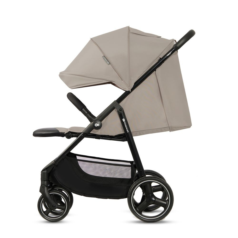 Ein beiger Kinderwagen mit schwarzem Rahmen und Rädern, auf weißem Hintergrund.