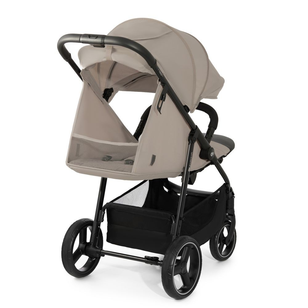 Ein beiger Kinderwagen mit schwarzem Rahmen und Rädern steht auf weißem Grund.