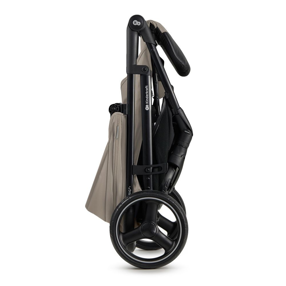 Ein zusammengeklappter Kinderwagen in Beige und Schwarz mit großen Rädern.