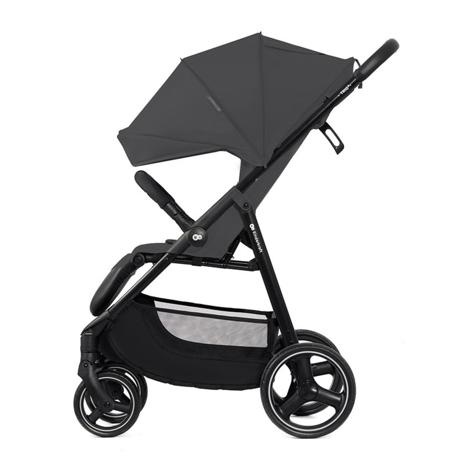 Ein schwarzer Kinderwagen mit Verdeck und Einkaufskorb.