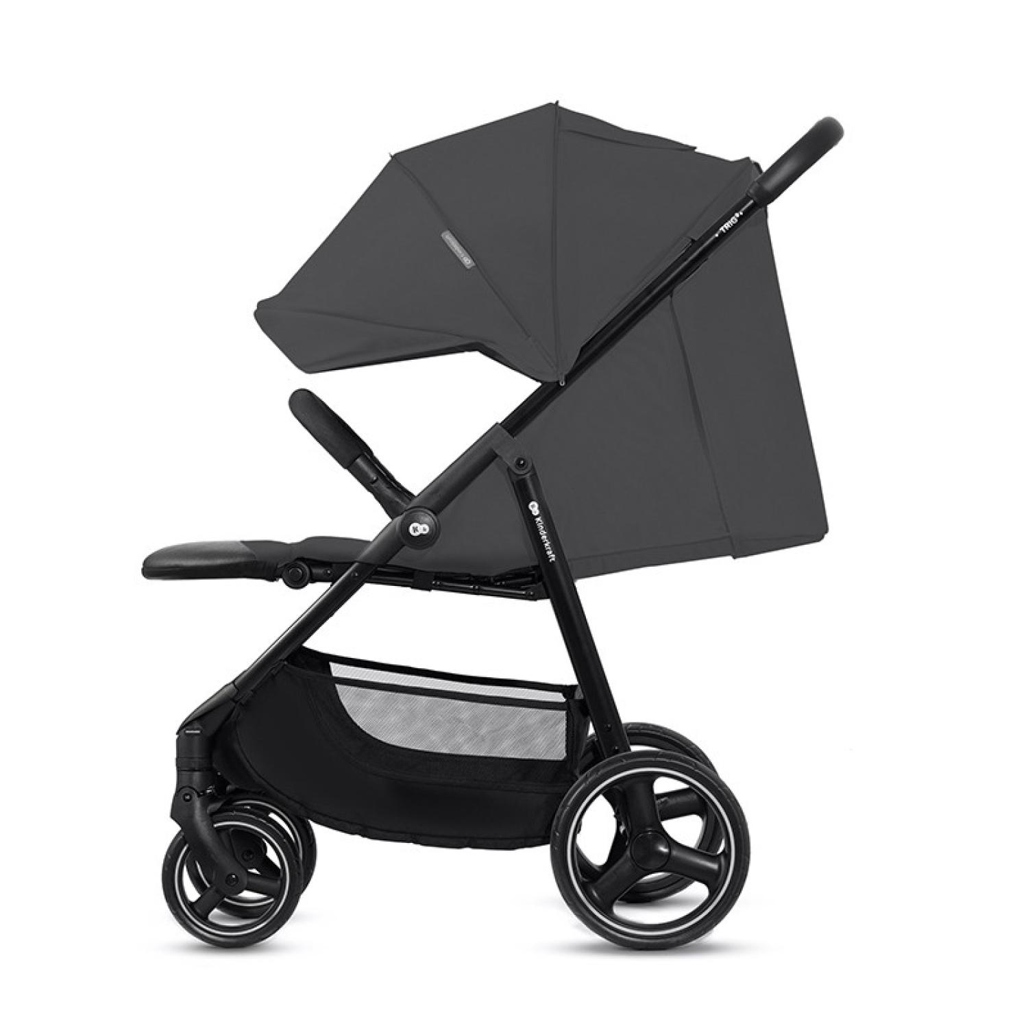 Ein dunkler Kinderwagen mit Verdeck, Sitz und Einkaufskorb.