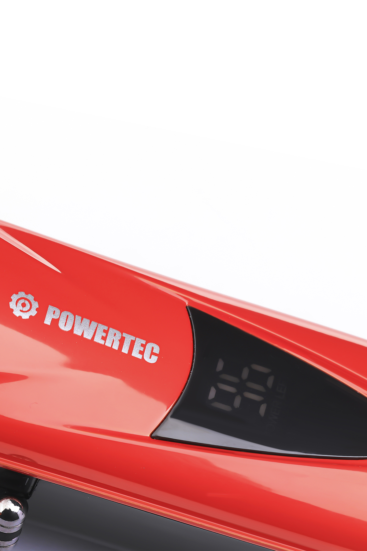 Kırmızı "POWERTEC" logolu, dijital ekranlı cihaz. Yakın çekim.
