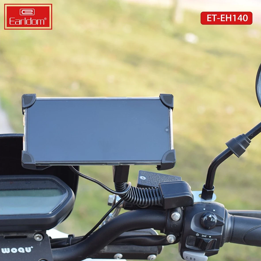Motosiklet gidonuna takılmış bir akıllı telefon tutucu ve akıllı telefon.