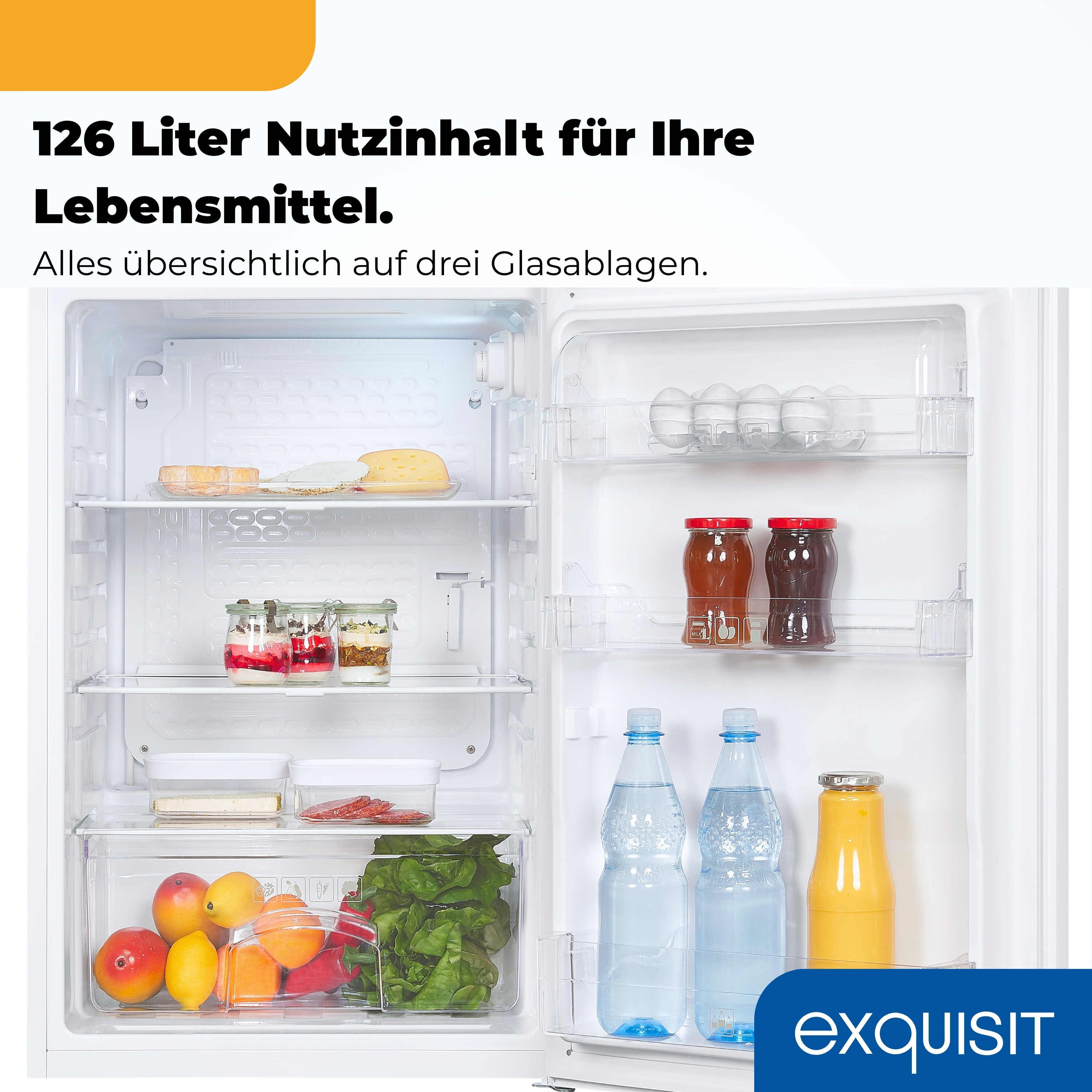 Ein offener Kühlschrank mit Lebensmitteln wie Obst, Gemüse, Käse und Getränken.