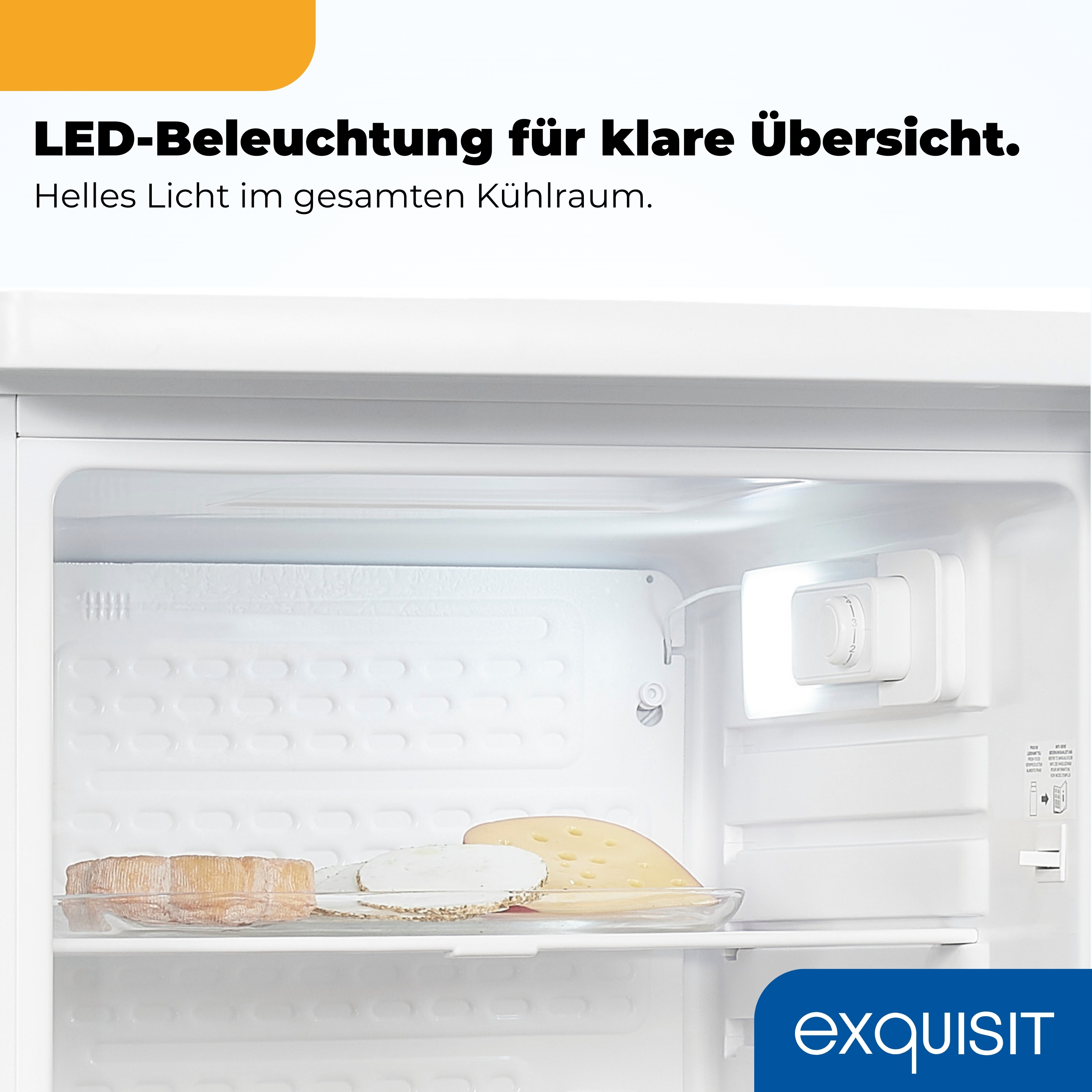 Ein Kühlschrankinneres mit LED-Beleuchtung und Käse auf einem Regal.