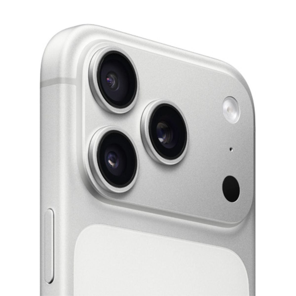 Primo piano di un iPhone argentato con tre fotocamere posteriori.