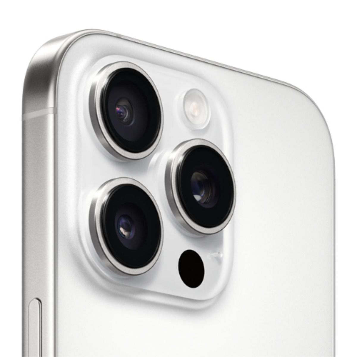 Nahaufnahme der Rückseite eines weißen iPhones mit drei Kameralinsen und Blitz.