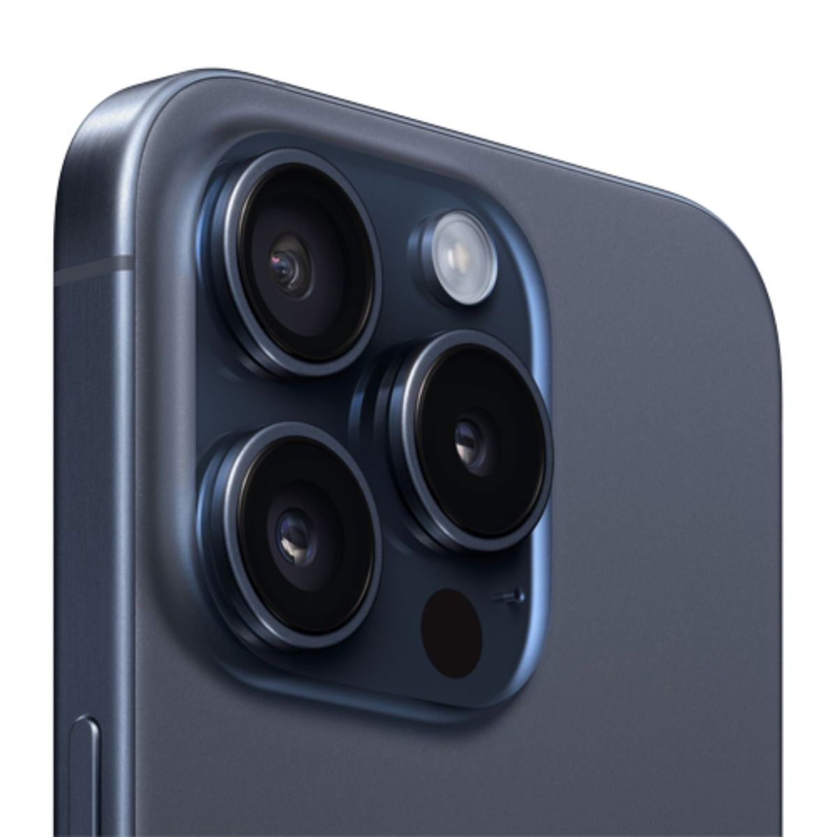 Tre obiettivi della fotocamera e flash su uno smartphone blu scuro.