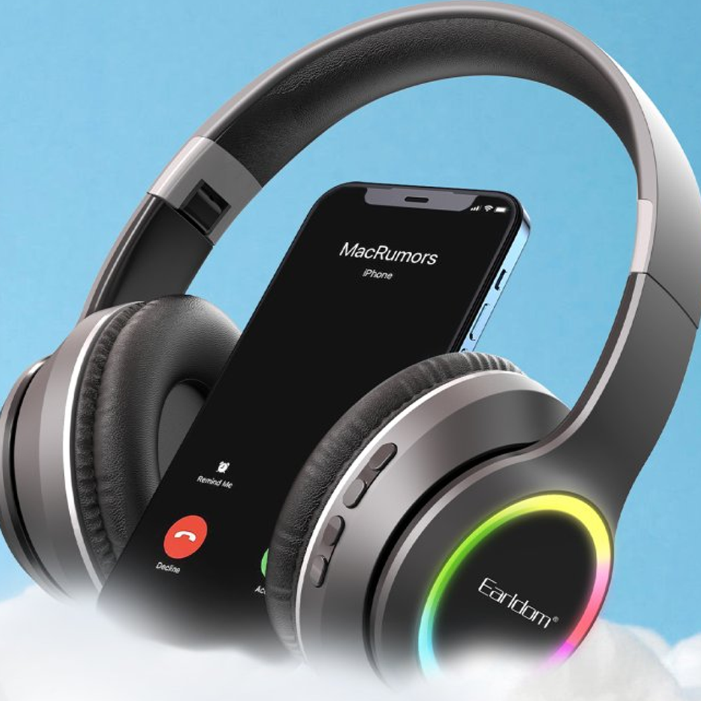 Işıklı halkalı siyah kulaklık ve MacRumors'tan gelen çağrıyı gösteren iPhone.