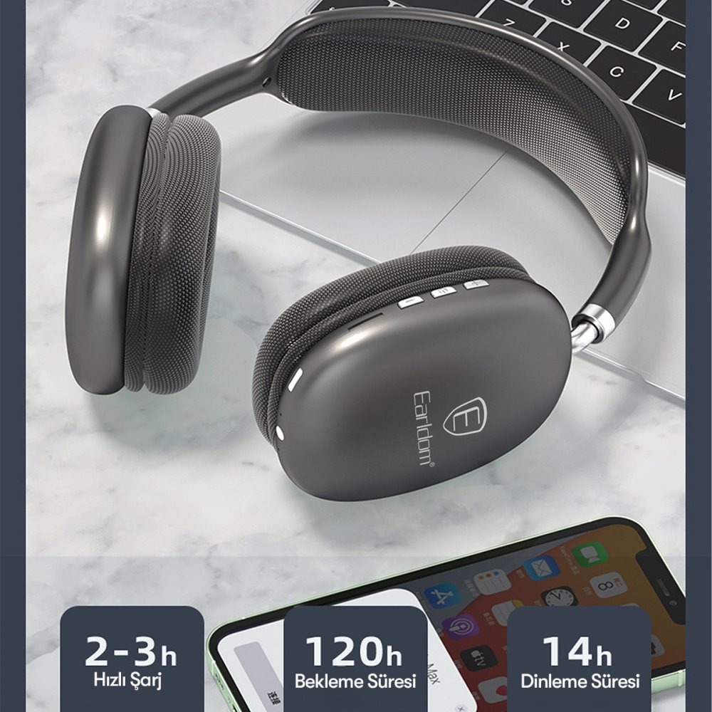 Klavye üzerinde siyah kulaklık, pil durumu gösteren akıllı telefonun yanında.