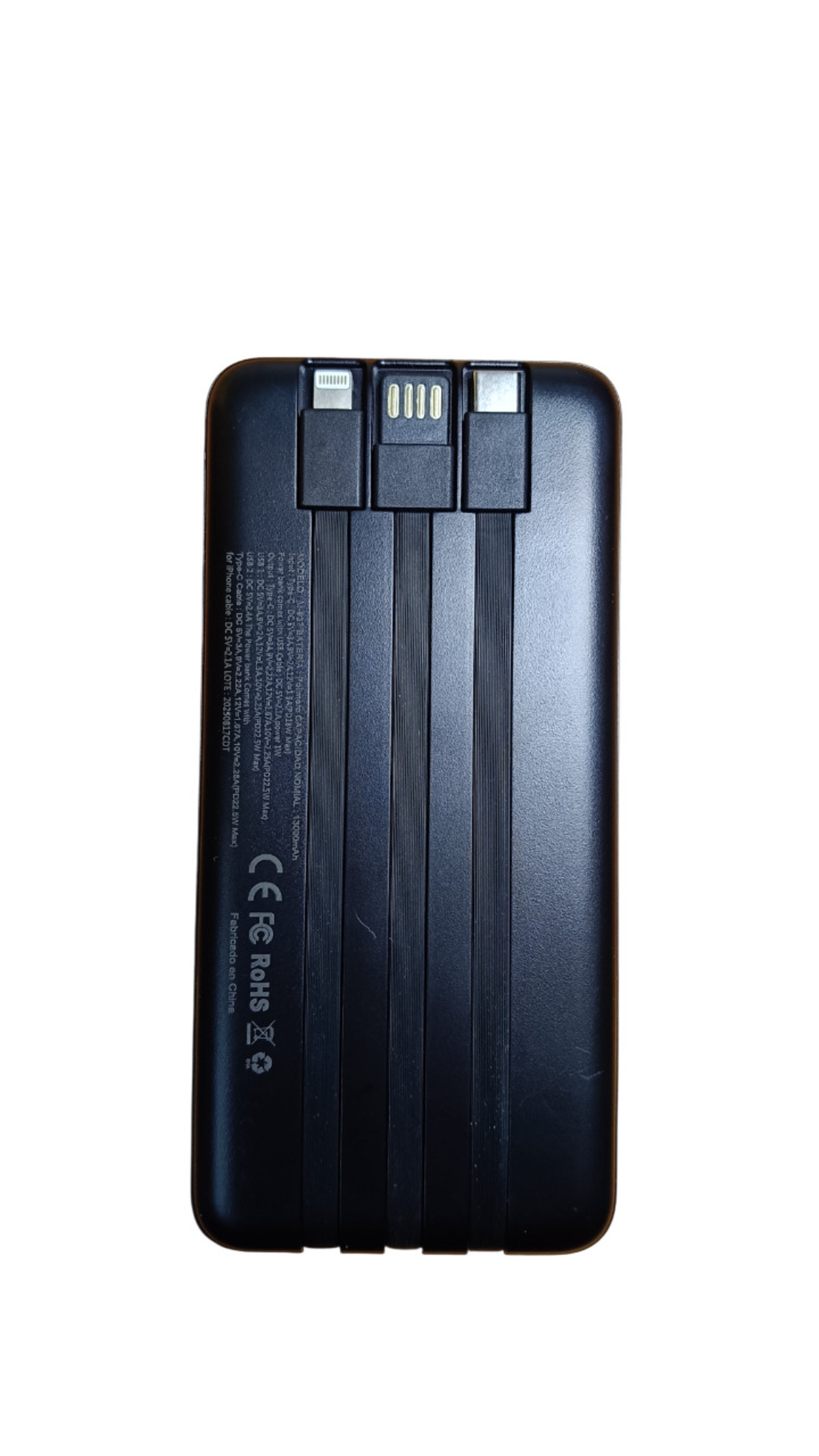 Batería externa negra con puertos de carga integrados: Lightning, USB-C y Micro-USB.