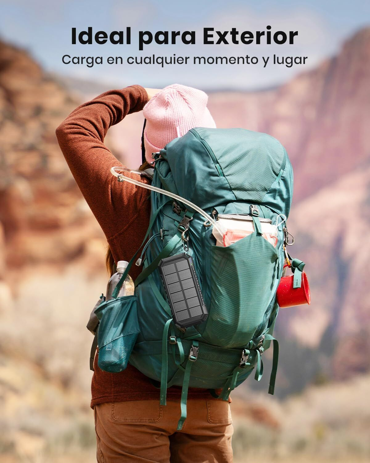 Senderista con mochila y panel solar al aire libre.