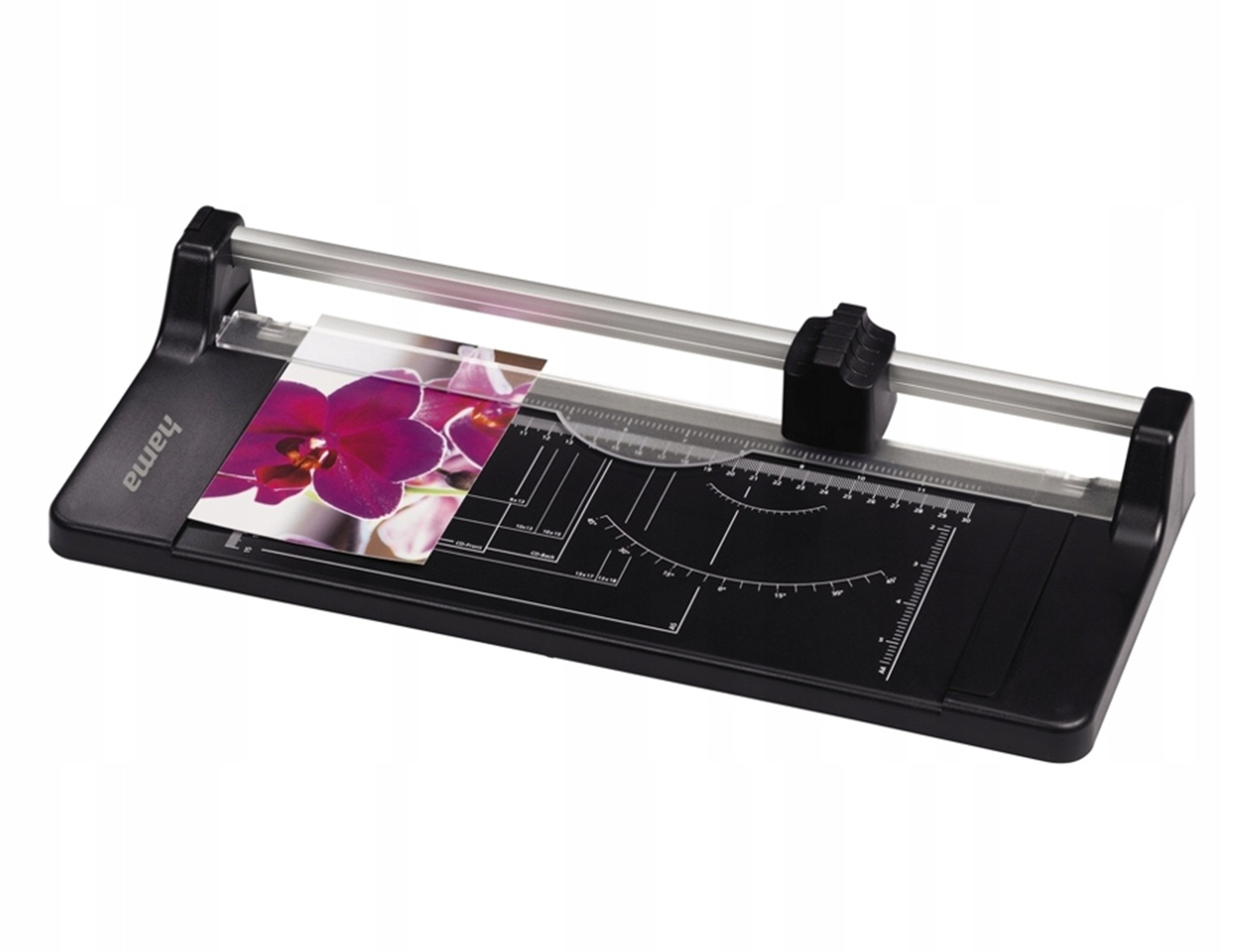 Czarna gilotyna do papieru i zdjęć z zbliżeniem na kwiaty orchidei.