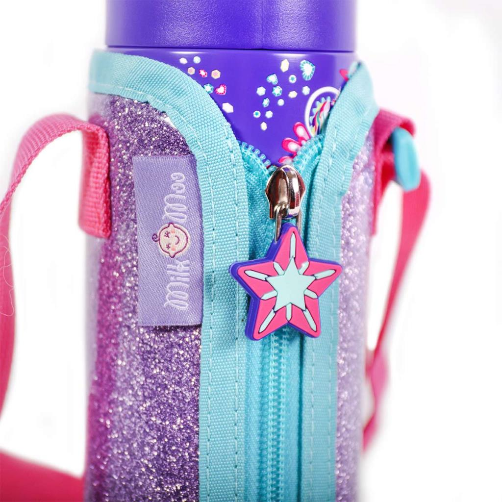 Botella morada con funda brillante, dije de estrella y correas.