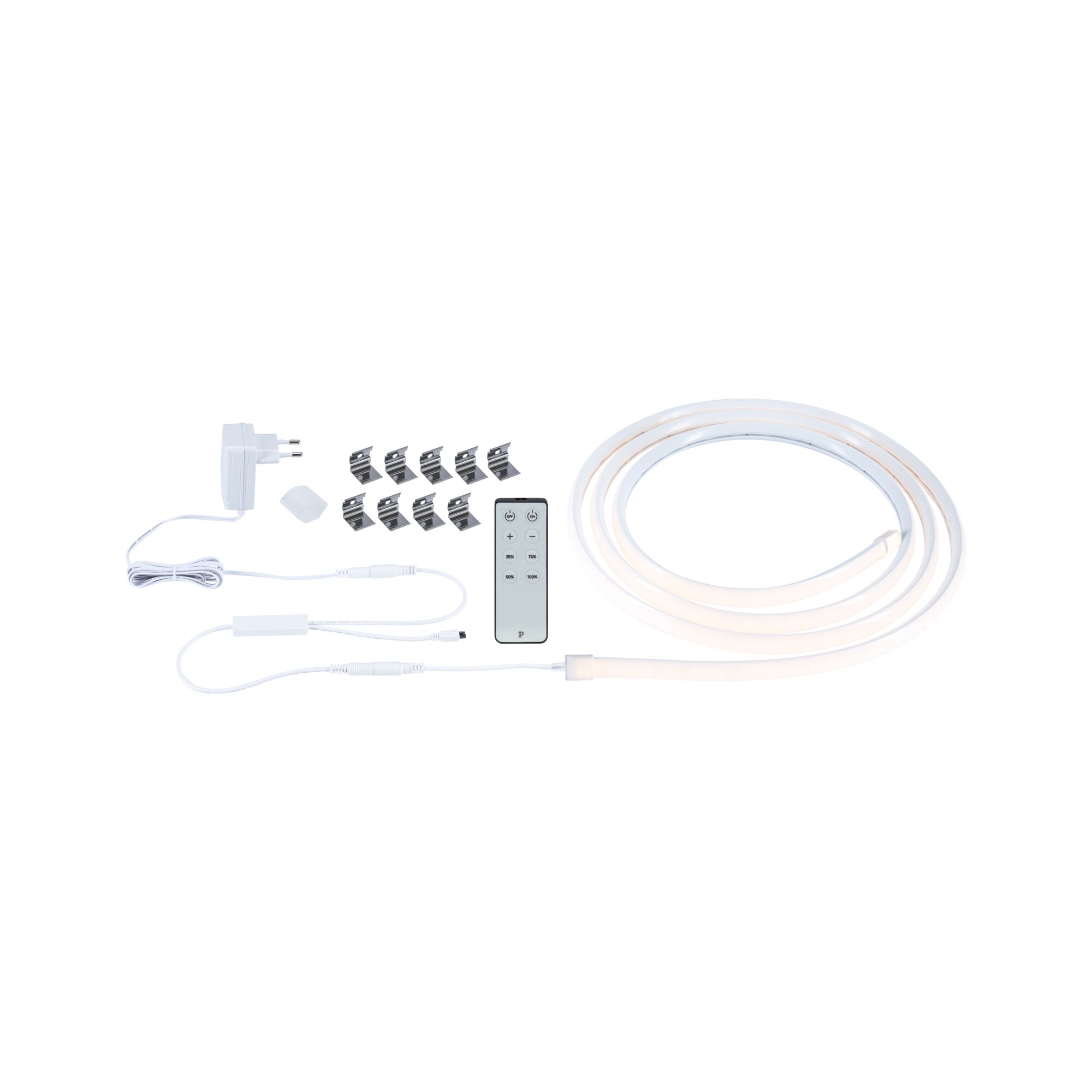 Taśma LED z zasilaczem, pilotem i klipsami na białym tle.