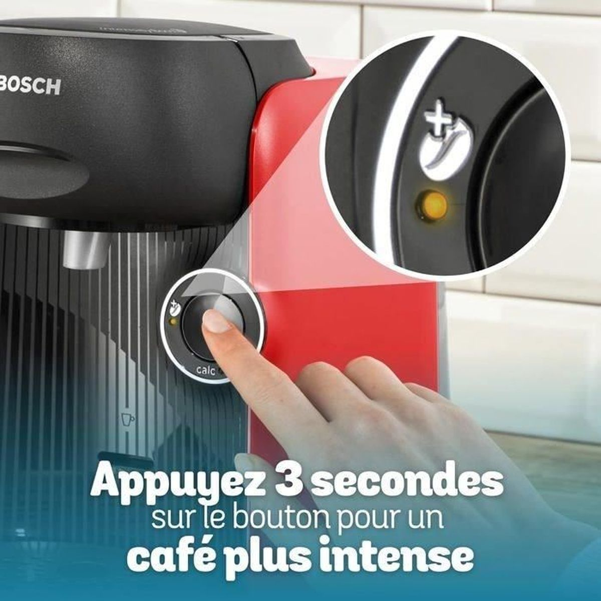 Una mano preme il pulsante di una macchina da caffè per un caffè più forte.