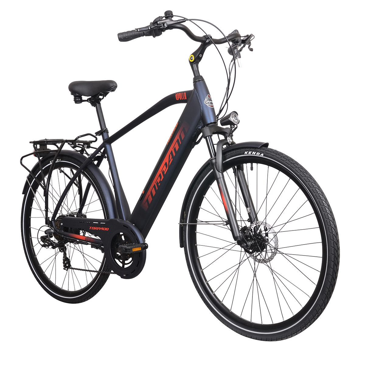 Ciemnoniebieski rower elektryczny z czerwonymi akcentami, bagażnikiem i błotnikami. Białe tło.