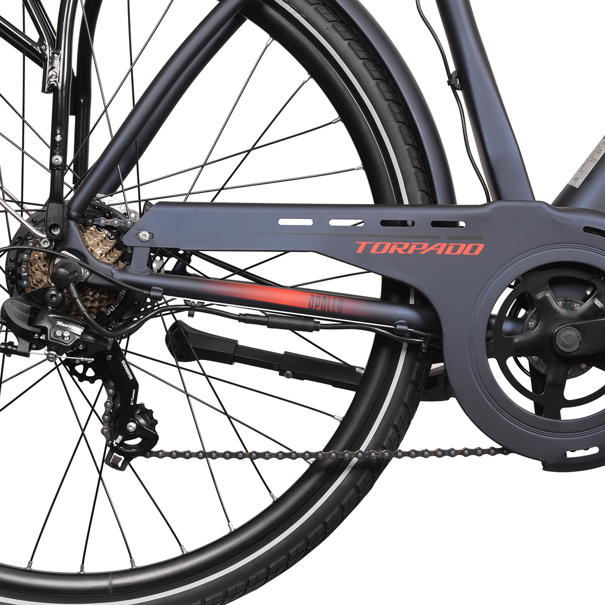 Zbliżenie na łańcuch, system przerzutek i logo Torpedo roweru.