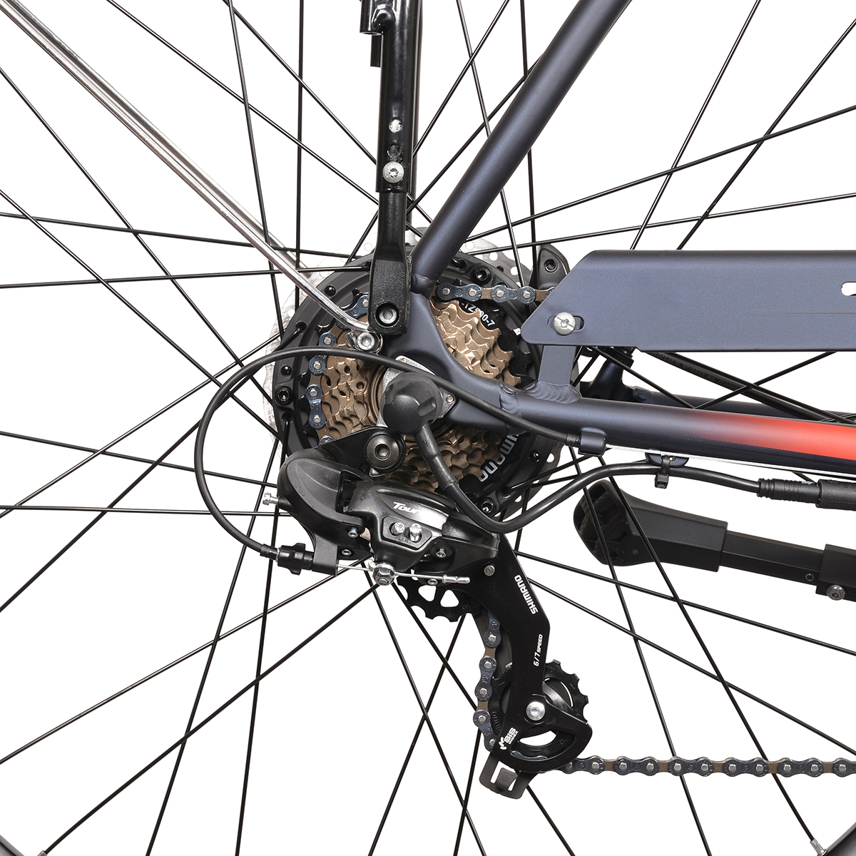 Zbliżenie przerzutki, łańcucha i szprych roweru.