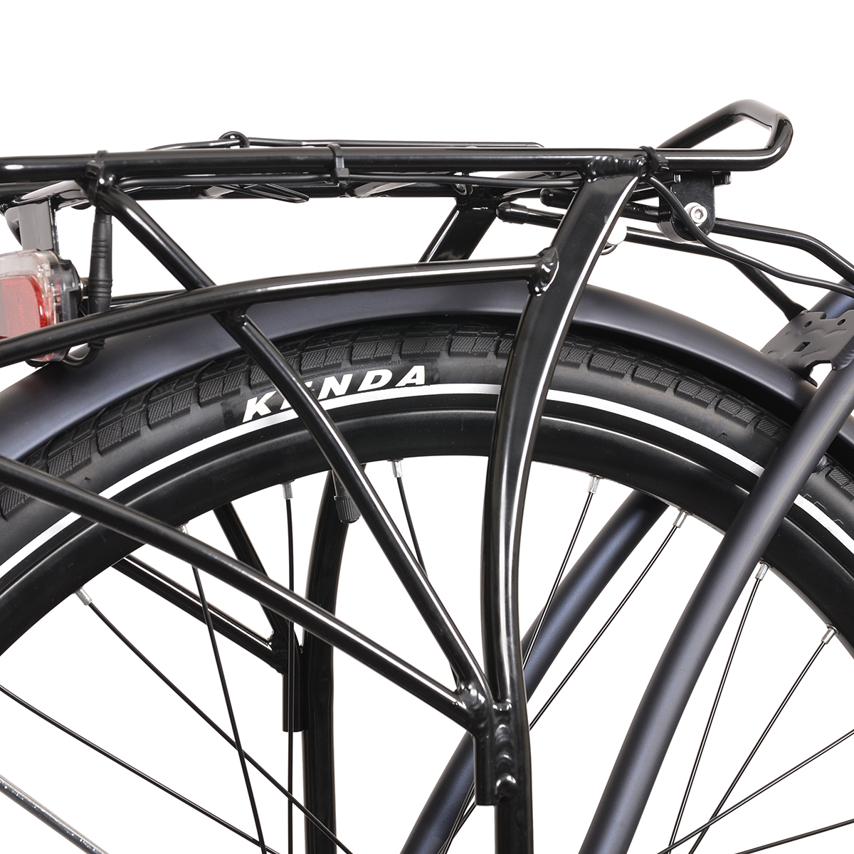 Zbliżenie czarnego bagażnika rowerowego i koła z oponą Kenda.