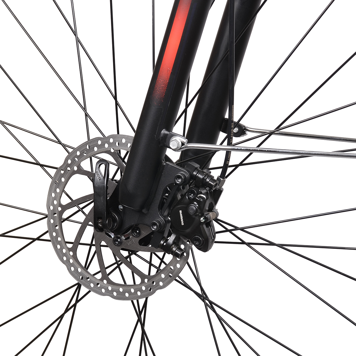 Zbliżenie ramy roweru z hamulcem tarczowym i kołem szprychowym.