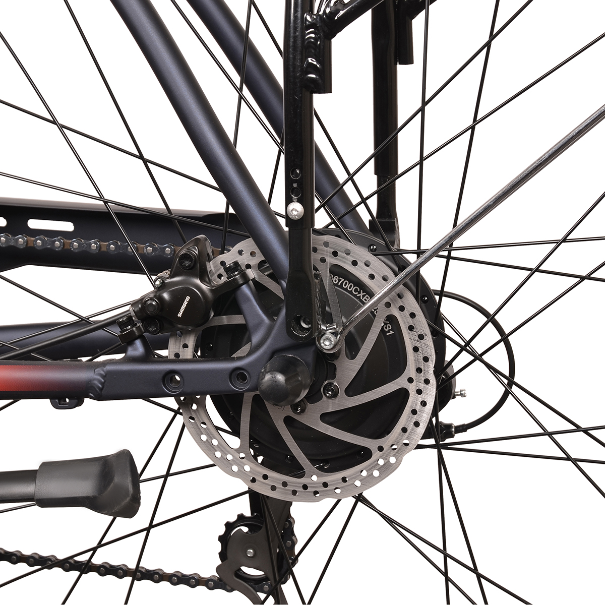 Zbliżenie tylnego koła roweru z hamulcem tarczowym i łańcuchem.