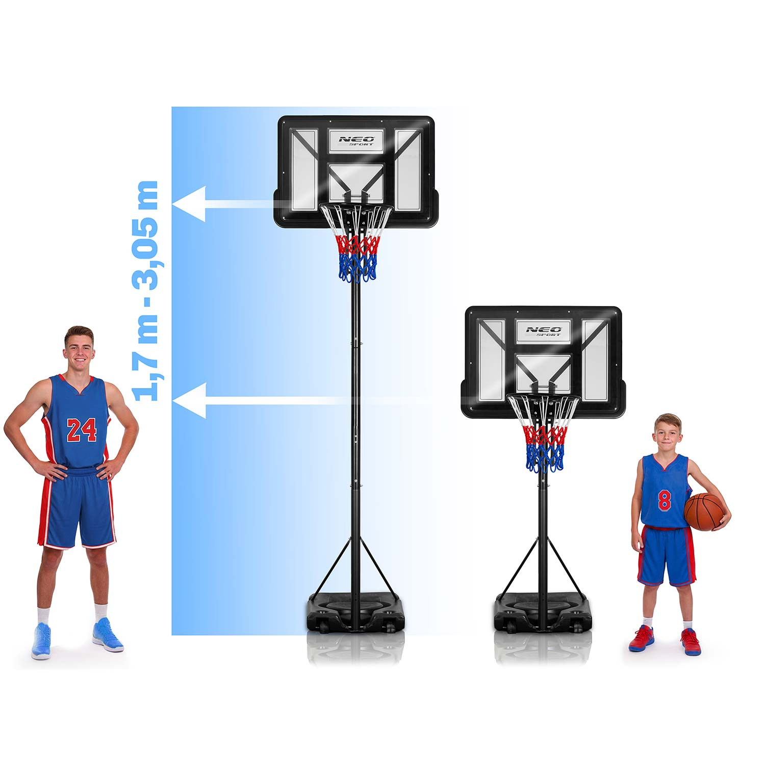 Mężczyzna i chłopiec w koszulkach do koszykówki obok regulowanych obręczy.