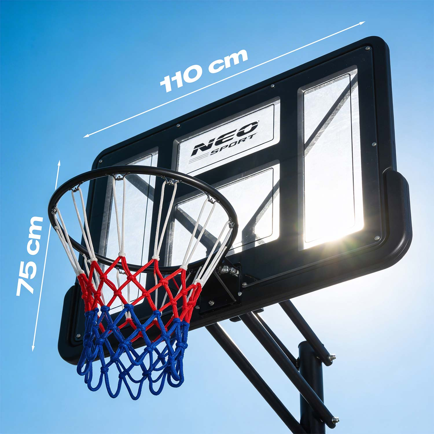 Kosz do koszykówki z czerwoną i niebieską siatką na tle nieba.