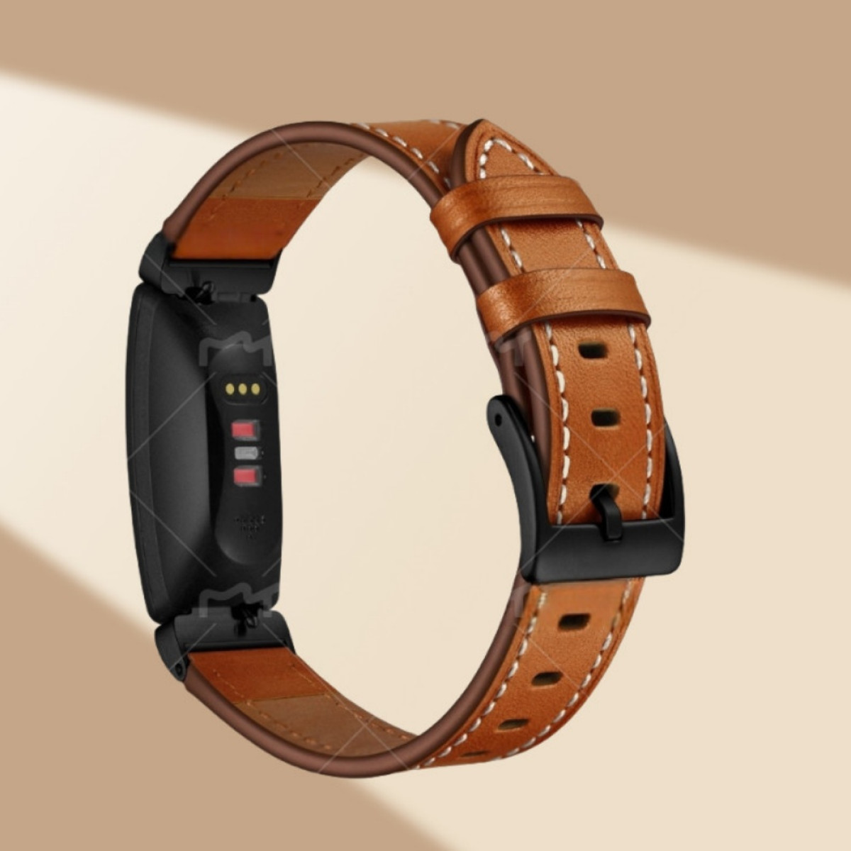 Braunes Lederarmband mit schwarzer Schnalle, an einem schwarzen Fitness-Tracker befestigt.