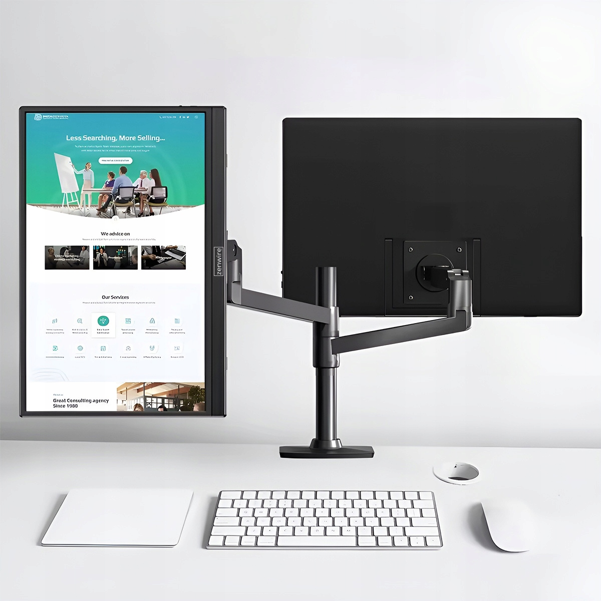 Dwa monitory na biurku z klawiaturą i myszką.