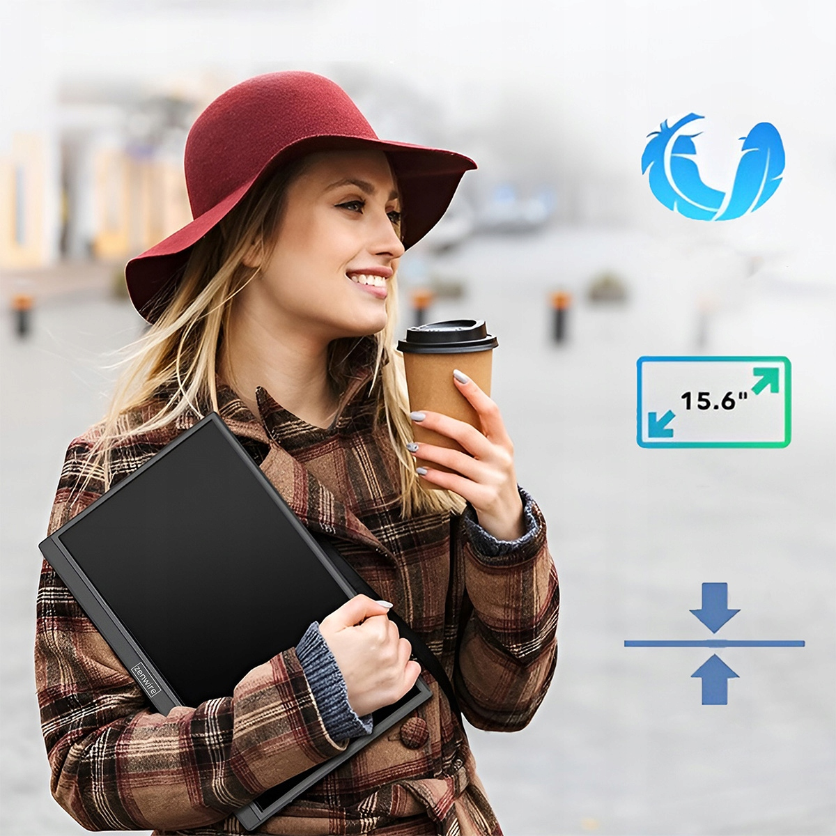 Kobieta w kapeluszu trzyma monitor i kawę. Widoczne pióra i rozmiar.