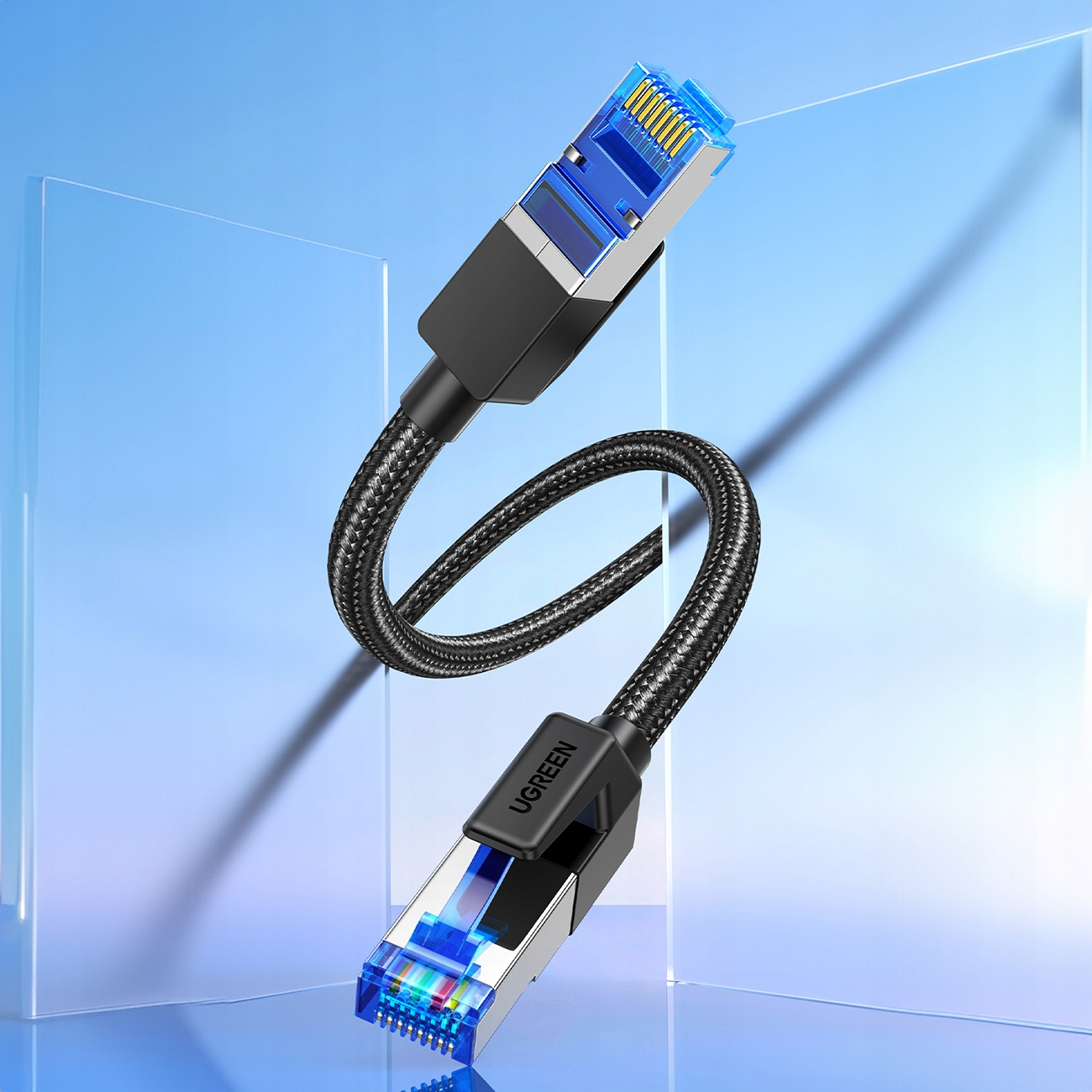 Czarny kabel Ethernet z niebieskim złączem i srebrnymi akcentami.