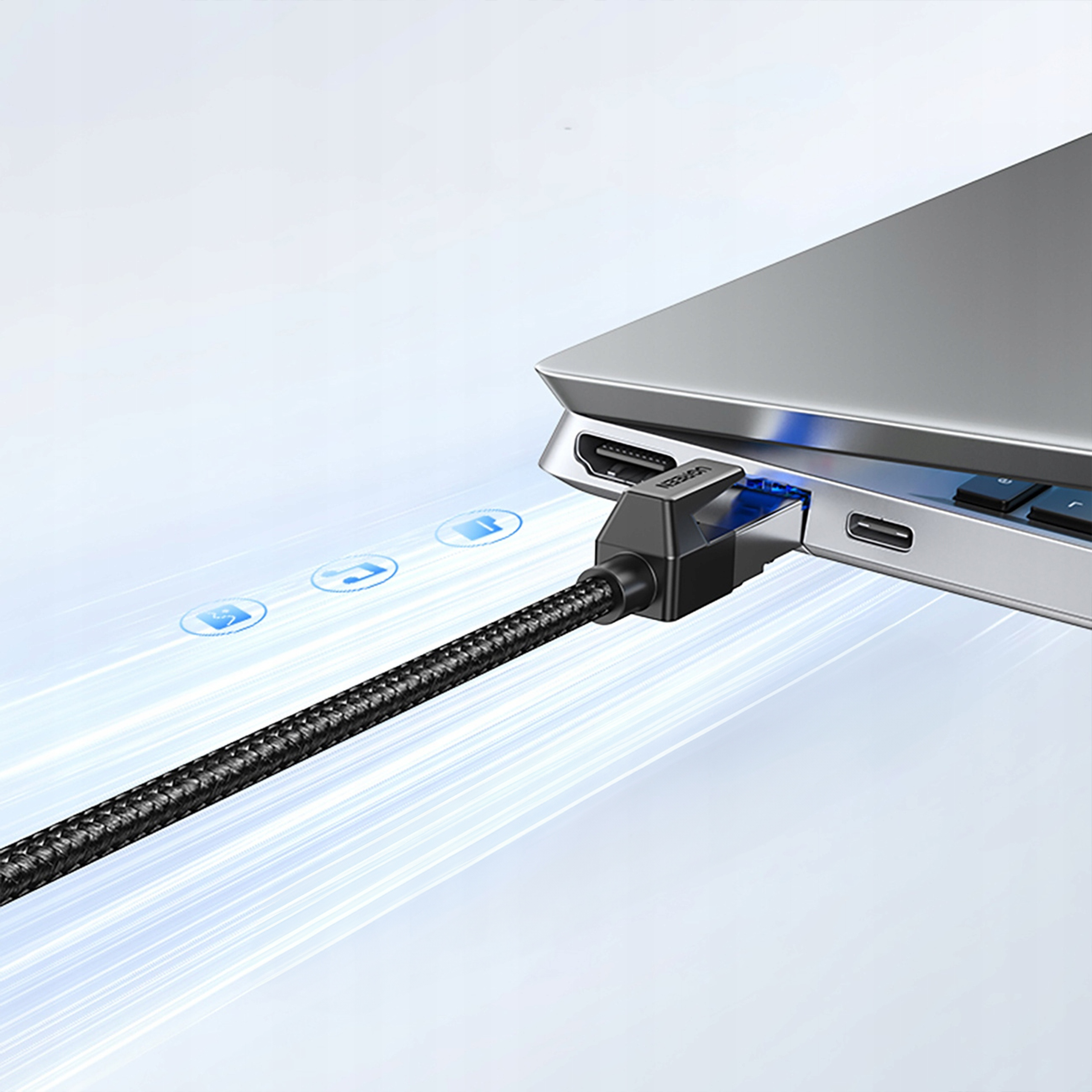 Czarny kabel jest podłączony do portu HDMI laptopa.