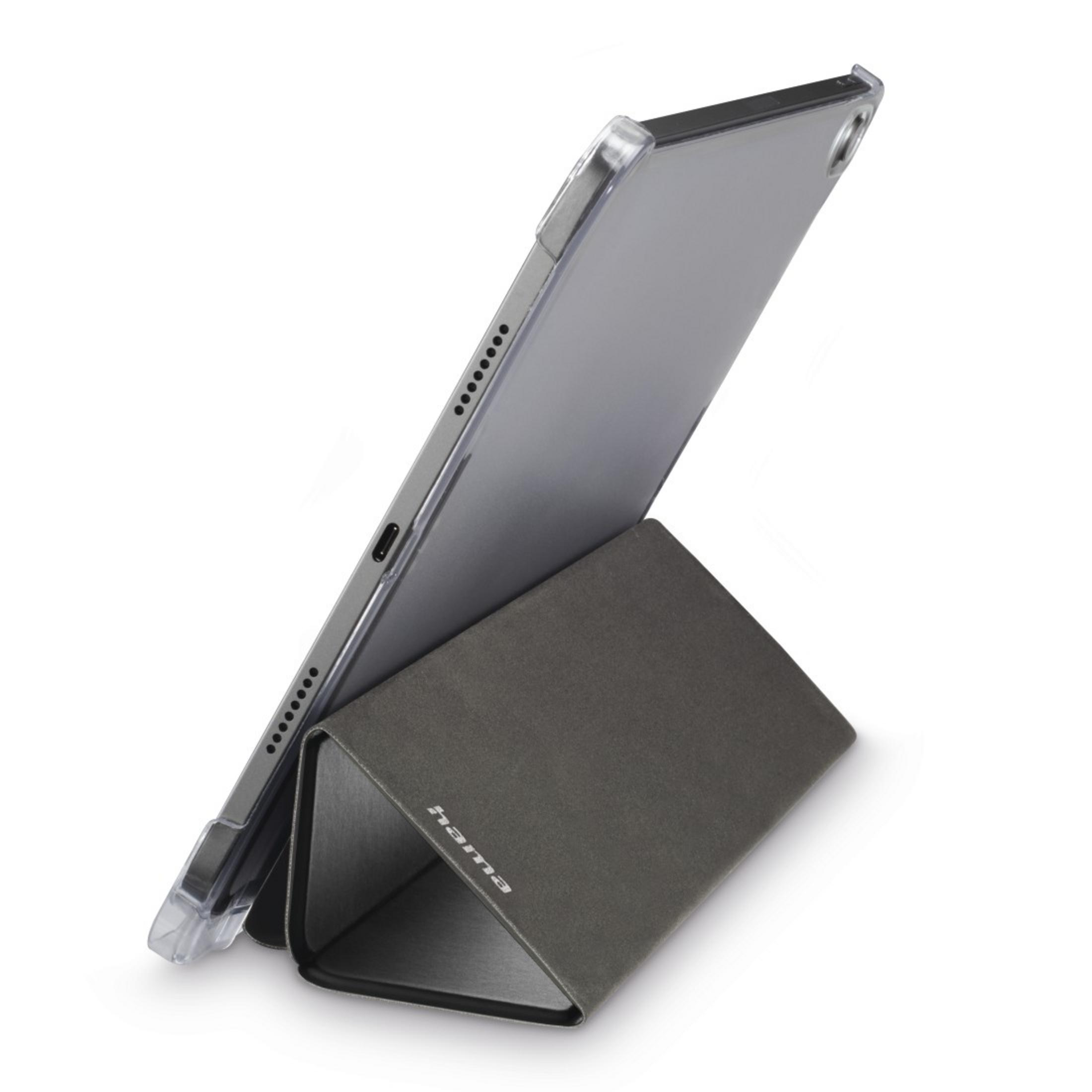 Szary tablet w przezroczystym etui, oparty o podstawkę.