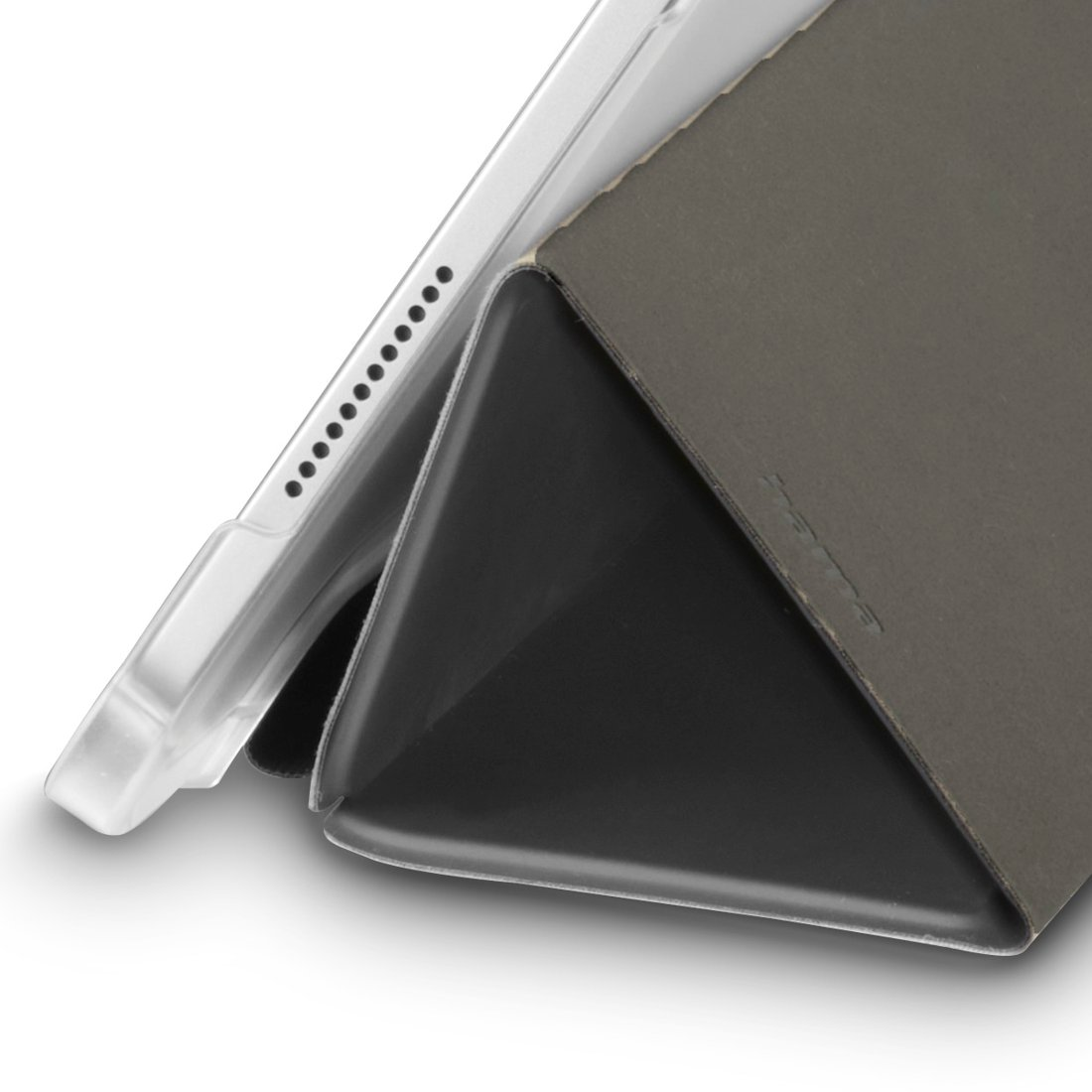 Tablet w brązowej obudowie pełniącej funkcję stojaka.
