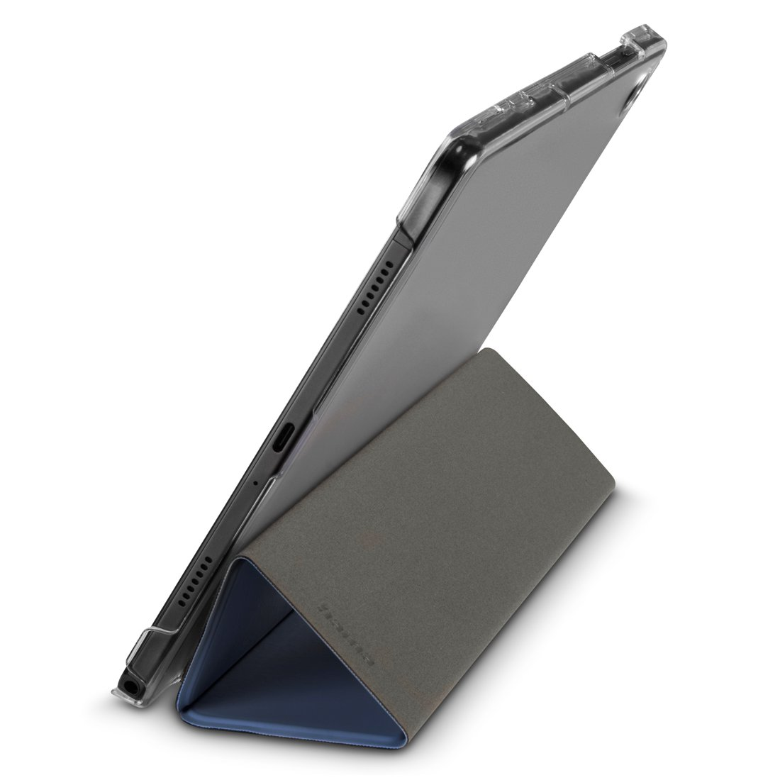 Szary tablet w przezroczystym etui, oparty o szaro-niebieski stojak.