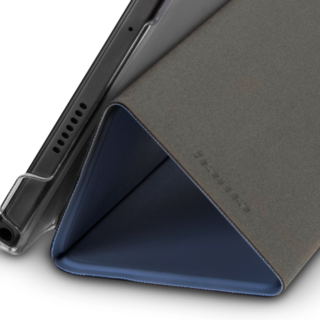 Szara, trójkątna okładka na tablet z niebieskim wnętrzem, częściowo widoczny tablet.