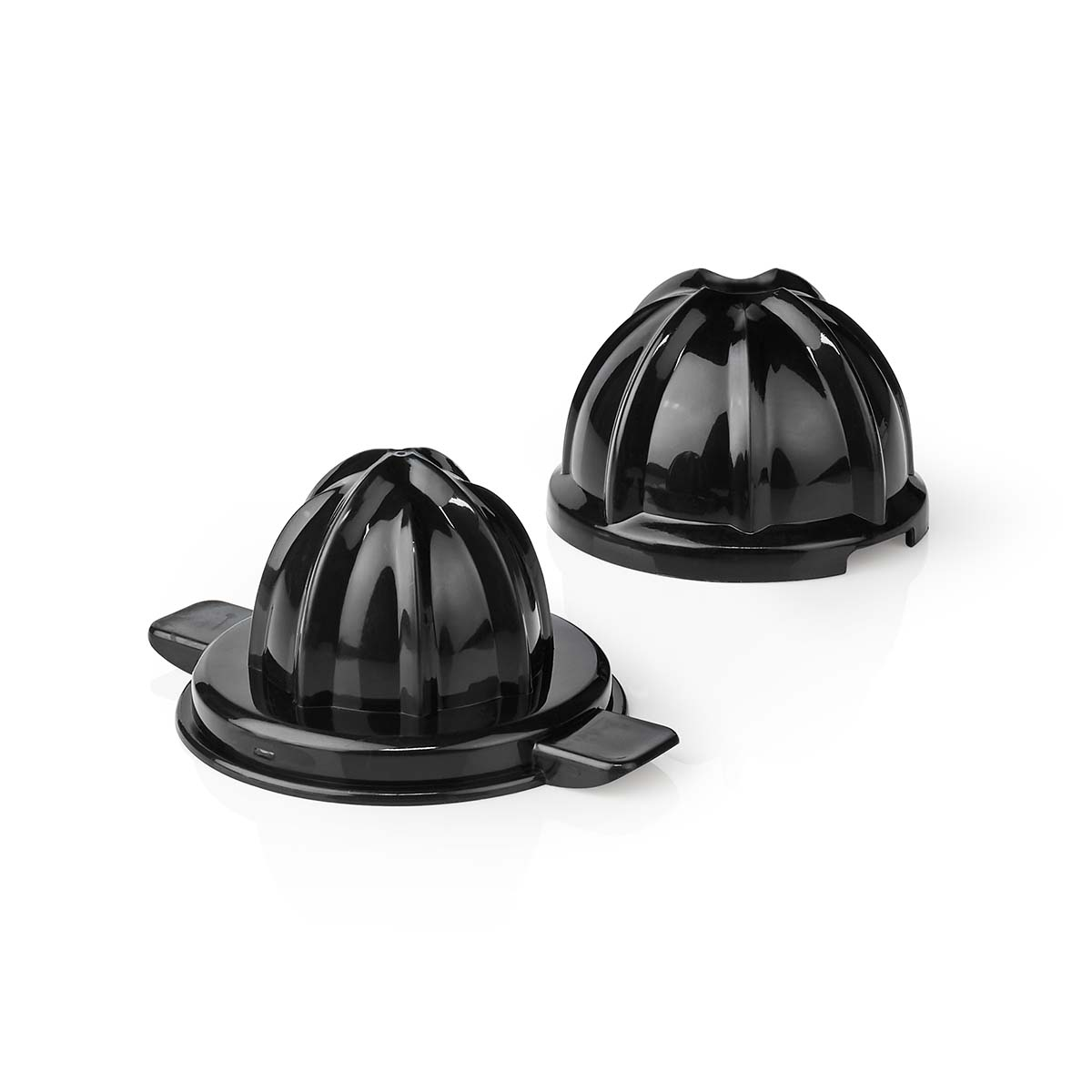 Dwa czarne, błyszczące końcówki do wyciskarki cytrusów obok siebie na białym tle.