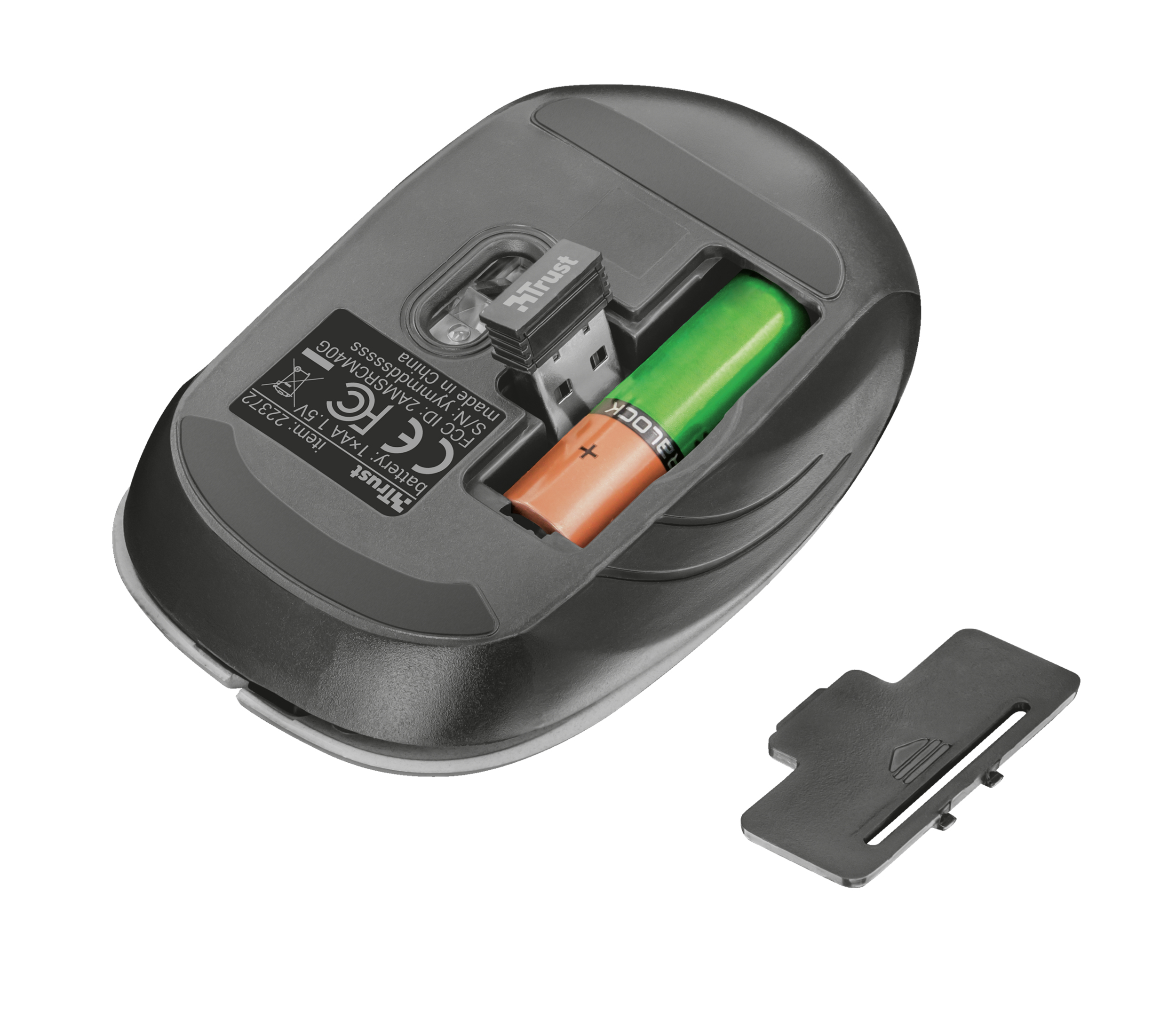 Mysz z włożoną baterią AA i adapterem USB. Pokrywa leży obok.